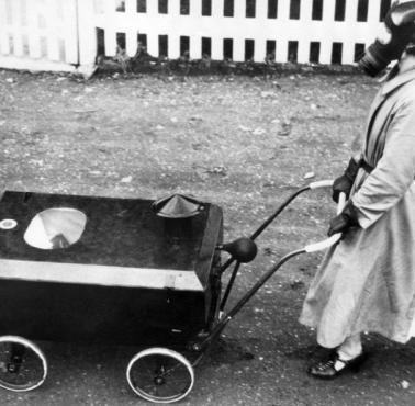 Pielęgniarka pcha zabezpieczony przed trującym gazem wózek, Londyn, 22 grudnia 1938