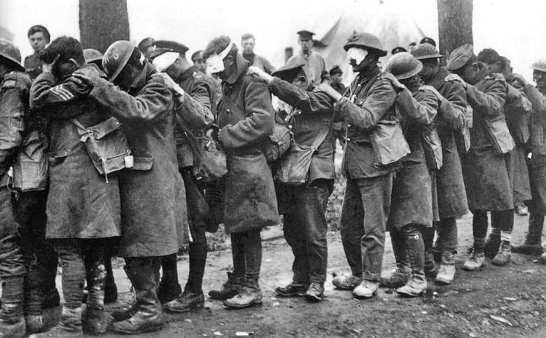 Brytyjscy żołnierze oślepieni przez niemiecki gaz we Flandrii, 1918
