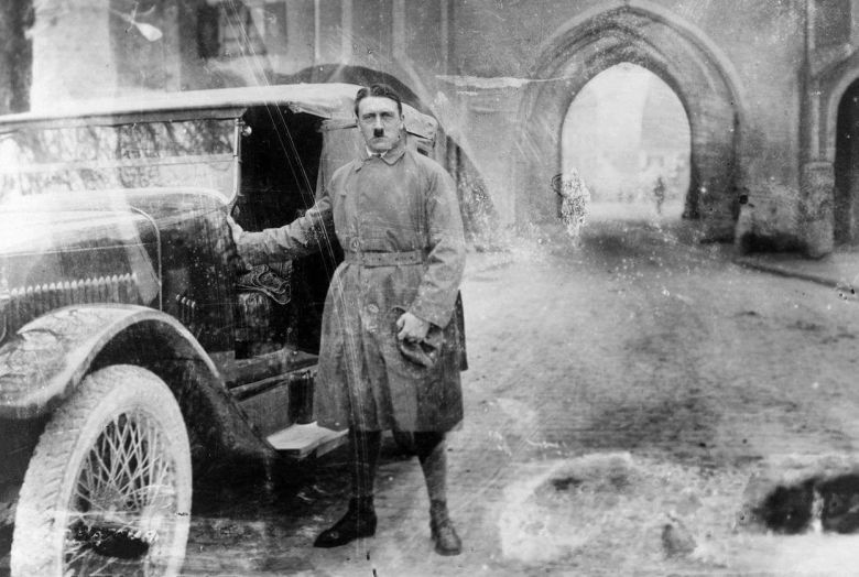 Przyszły kanclerz Niemiec Adolf Hitler po zwolnieniu z więzienia Landsberg w Bawarii, Niemcy, 20 grudnia 1924 roku