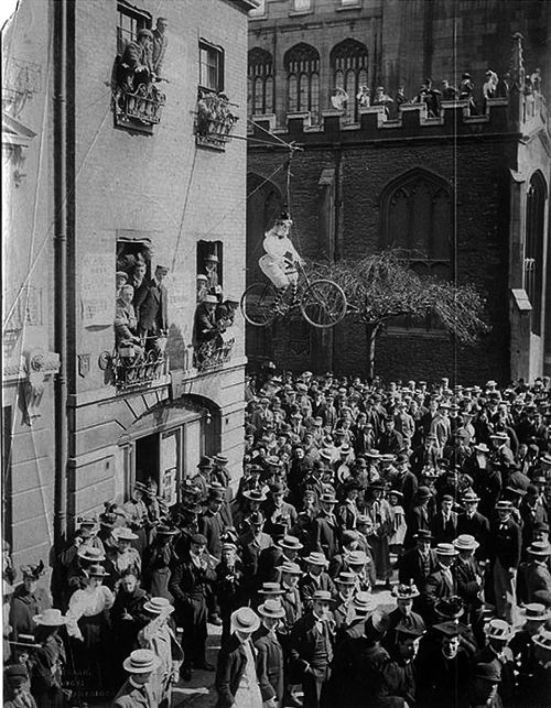 Uczniowie protestują przeciwko pełnemu przyjmowaniu kobiet na studia na Uniwersytecie Cambridge, 1897