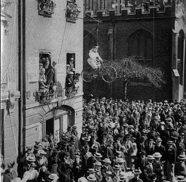 Uczniowie protestują przeciwko pełnemu przyjmowaniu kobiet na studia na Uniwersytecie Cambridge, 1897