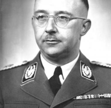 Dla Himmlera zorganizowano pod Mińskiem pokazową egzekucję. Zasłabł oglądając ją, gdy mózg jednej z ofiar bryznął w jego stronę.
