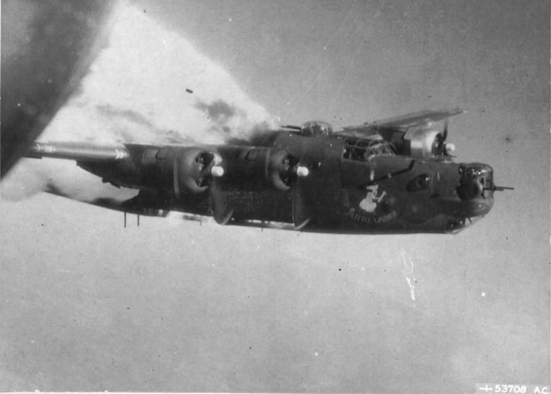 Trafiony przez działo przeciwlotnicze amerykański bombowiec Consolidated B-24H Liberator “Little Warrior”, Niemcy, 1944