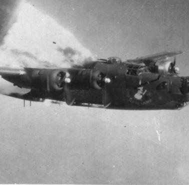 Trafiony przez działo przeciwlotnicze amerykański bombowiec Consolidated B-24H Liberator “Little Warrior”, Niemcy, 1944