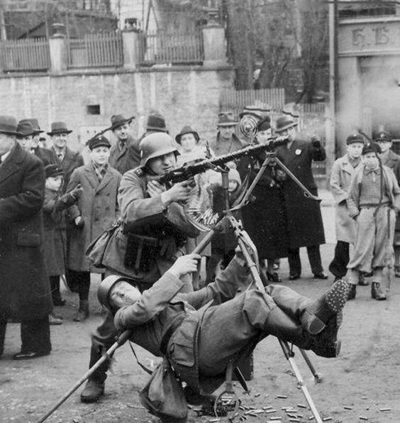 Żołnierze Wehrmachtu pokazują jak można ustabilizować karabin MG-34 na statywie przeciwlotniczym, 1942