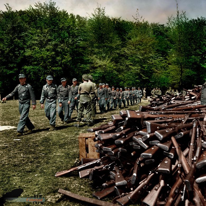 Żołnierze Wermachtu poddają się Brytyjczykom w Holandii, 10 maja 1945