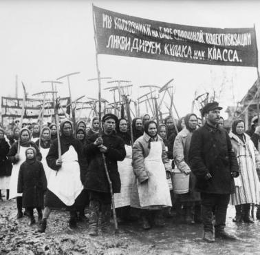 Pracownicy sowieckiego kołchozu idą do pracy, 1931