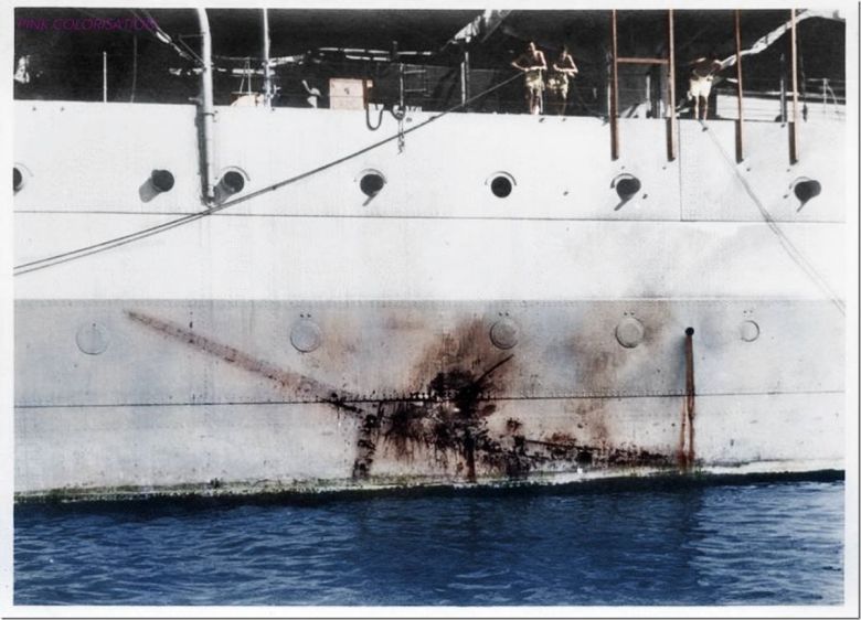 Ślad kamikaze Mitsubishi Zero wzdłuż boku H. M. S Sussex, 1945