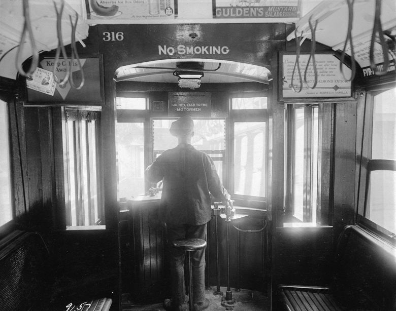 Motorniczy w tramwaju w pobliżu mostu Williamsburg w Nowym Jorku, 25 września 1924 