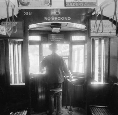 Motorniczy w tramwaju w pobliżu mostu Williamsburg w Nowym Jorku, 25 września 1924 