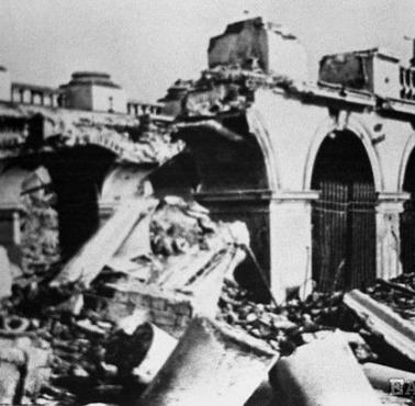 29.12. 1944 r. Niemcy zakończyli wysadzanie w powietrze Pałacu Saskiego, 9 września wysadzono w powietrze Zamek Królewski ...