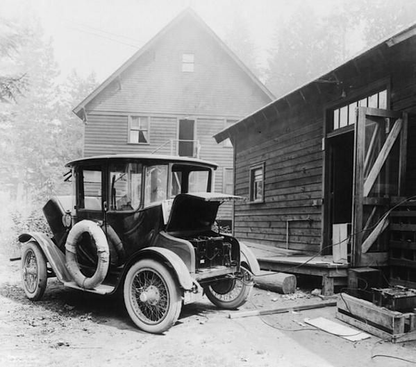 Ładowanie baterii w samochodzie elektrycznym w 1905 roku