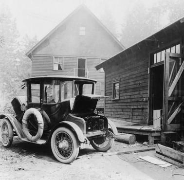 Ładowanie baterii w samochodzie elektrycznym w 1905 roku