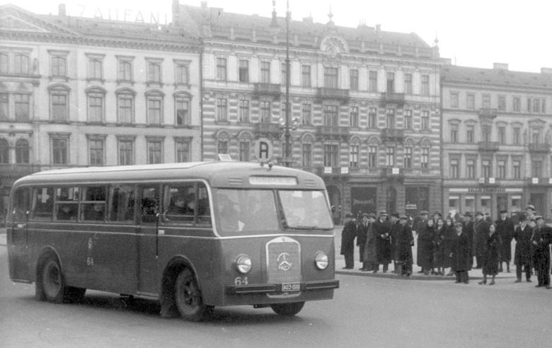 Autobus na Pl. Piłsudskiego, widoczne kamienice pierzei północnej placu, 1937