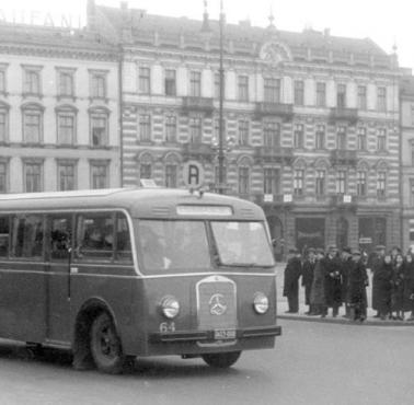Autobus na Pl. Piłsudskiego, widoczne kamienice pierzei północnej placu, 1937