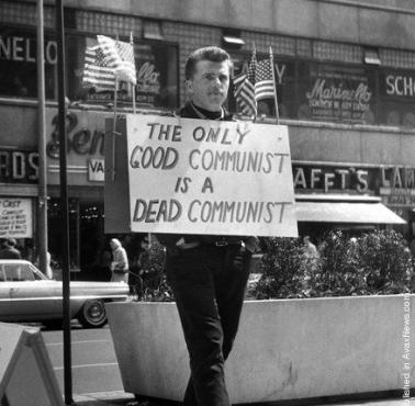 Jack L. Hickman maszeruje wokół Times Square z napisem "Jedyny dobry komunista to martwy komunista", Nowy Jork, USA, 1965
