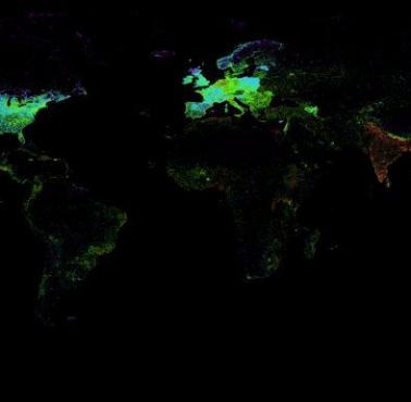 Obszary z największą ilością treści w Wikipedii (fioletowy - mniej niż 10 osób na artykuł Wikipedii, niebieski 10-100 ...)