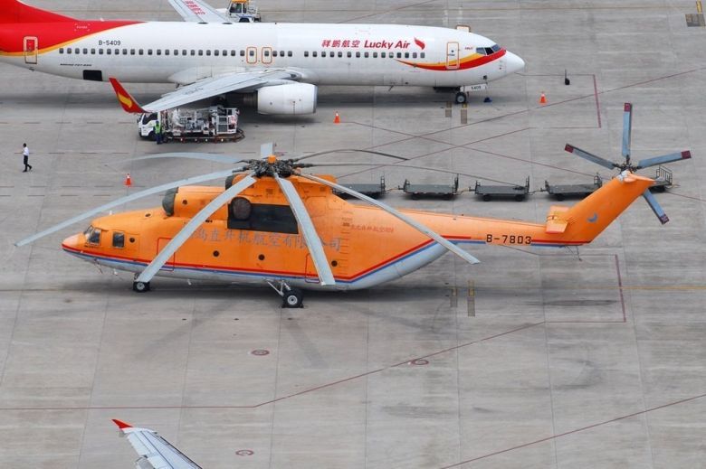 Mil Mi-26 (największy śmigłowiec na świecie) w pobliżu Boeinga 737-800