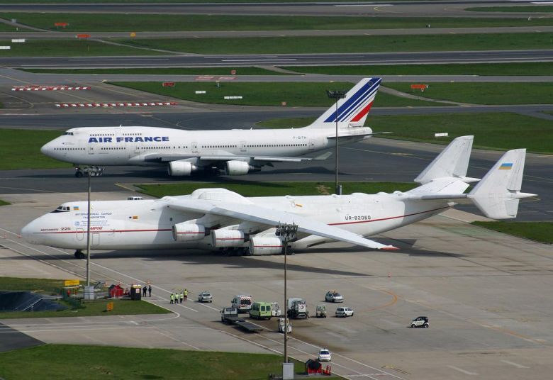 Ukraiński An-225 Mrija (wybudowano jedynie jeden egzemplarz) w tle Boeing 747 
