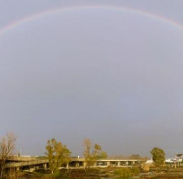 Kompletna tęcza na zdjęciu panoramicznym