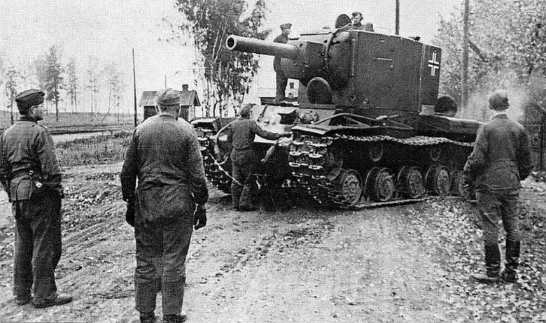 Zdobyty przez Wermacht sowiecki czołg ciężki KW-2, 1941 (zaczęły wchodzić do służby pod koniec 1940 roku)