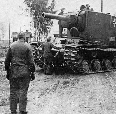 Zdobyty przez Wermacht sowiecki czołg ciężki KW-2, 1941 (zaczęły wchodzić do służby pod koniec 1940 roku)