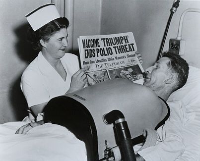 Pielęgniarka przekazuje dobre wieści choremu na Polio i podłączonego do respiratora, 1955