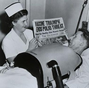 Pielęgniarka przekazuje dobre wieści choremu na Polio i podłączonego do respiratora, 1955