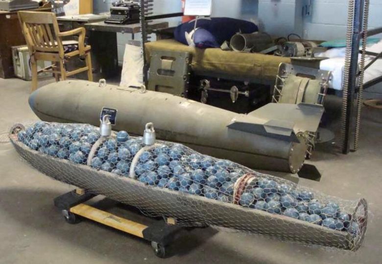 Wnętrze bomby przed zamknięciem górnej klapy