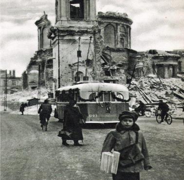 Całkowicie bezemisyjny trolejbus na ulicach Warszawy, 1946