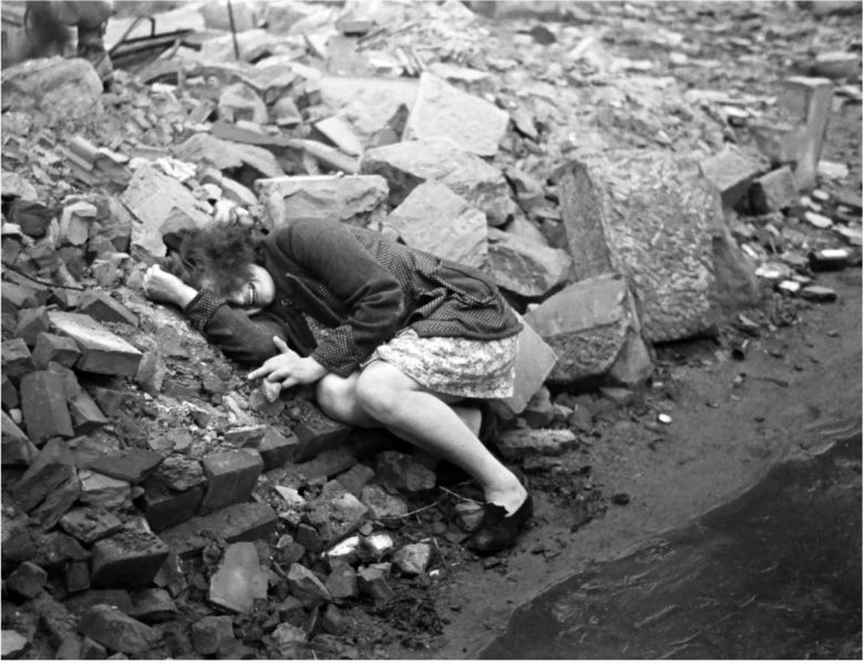 Młoda Niemka rozpacza na gruzach zbombardowanego domu, Dessau, 7 marca 1945