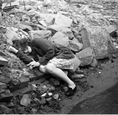 Młoda Niemka rozpacza na gruzach zbombardowanego domu, Dessau, 7 marca 1945