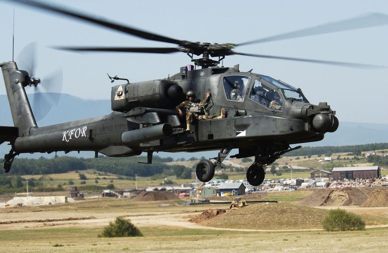 Jak wygląda ewakuacja żołnierzy z pomocą śmigłowca AH-64 Apache