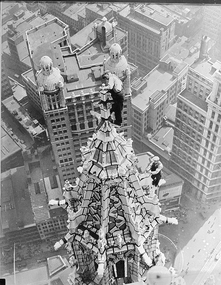 Konserwacja wieżowca Woolworth Building jednego z najstarszych i najsłynniejszych drapaczy chmur w Nowym Jorku, 1932