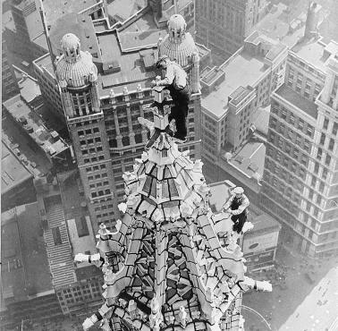 Konserwacja wieżowca Woolworth Building jednego z najstarszych i najsłynniejszych drapaczy chmur w Nowym Jorku, 1932