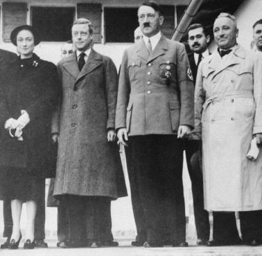 Były król Wielkiej Brytanii (abdykował w 1936 roku) Edward VIII podczas z spotkania z kanclerzem Niemiec A.Hitlerem, 1937
