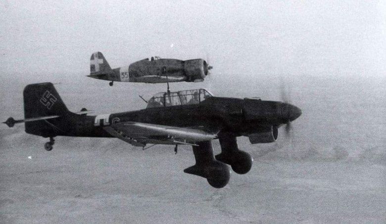 Włoski myśliwiec Fiat G.50 eskortuje Ju 87