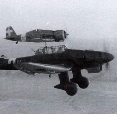 Włoski myśliwiec Fiat G.50 eskortuje Ju 87