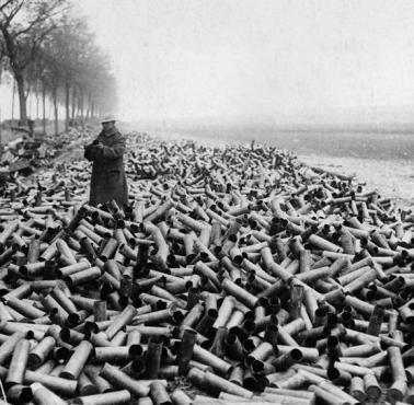 Łuski po pociskach wystrzelonych na pozycje niemieckie, I wojna światowa, 1916
