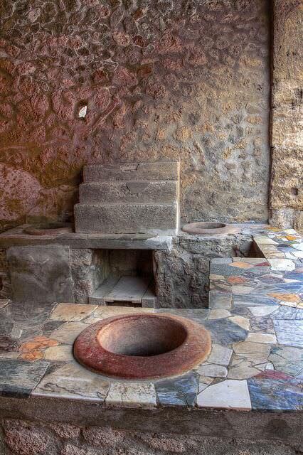 Thermopolium w rzymskiej Pompei. Miejsce, gdzie można było coś kupić ciepłego do jedzenia. Głównie dotyczyło biedniejszych ...