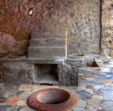 Thermopolium w rzymskiej Pompei. Miejsce, gdzie można było coś kupić ciepłego do jedzenia. Głównie dotyczyło biedniejszych ...