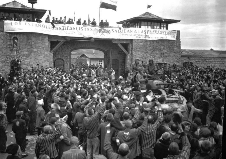 Amerykanie wyzwalają niemiecki obóz koncentracyjny Mauthausen, Austria, 1945