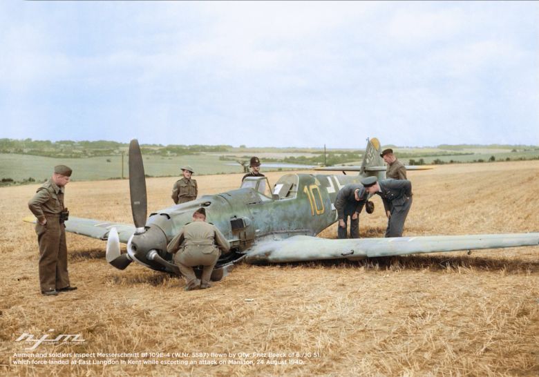 Brytyjczycy dokonują oględzin niemieckiego Messerschmitta Bf 109E-4 zestrzelonego nad East Langdon, 1940