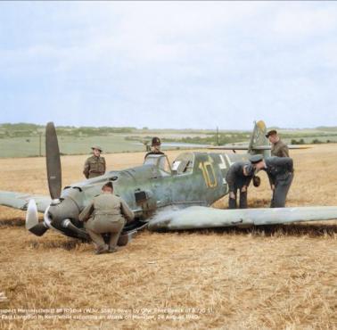 Brytyjczycy dokonują oględzin niemieckiego Messerschmitta Bf 109E-4 zestrzelonego nad East Langdon, 1940