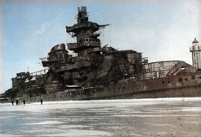 Niemiecki pancernik Gneisenau zatopiony przez wycofujące się wojska niemieckie u wejścia do portu w Gdyni w marcu 1945