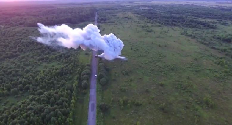 Generowanie sztucznej mgły (Termiczna Aparatura Dymotwórcza). Ujęcie z drona (wideo HD)