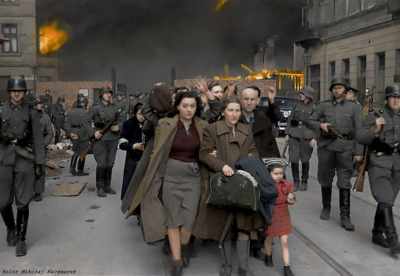 Getto warszawskie, kwiecień 1943 roku. Fotografia została wykonana w trakcie powstania w getcie