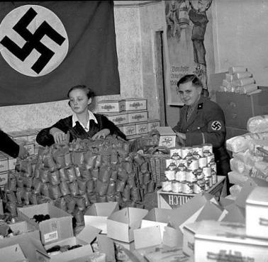 Każdego roku, u progu zimy, na ulice niemieckich miast wyruszały tysiące wolontariuszy z puszkami, aby zbierać dary dla wojska