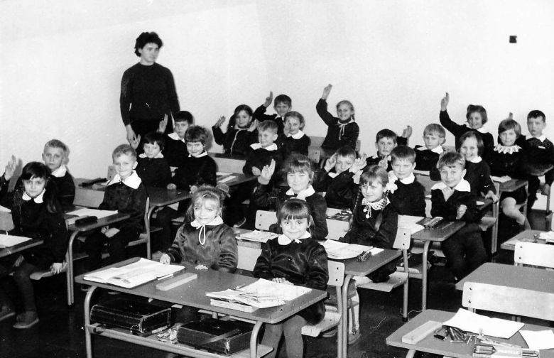 PRL, w 1961 roku wprowadzono ośmioklasowe nauczanie (zastępując siedmioklasowe)
