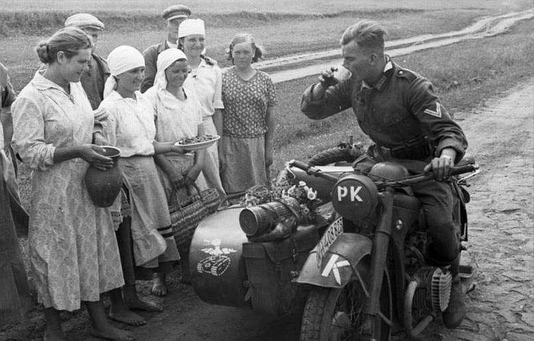 Ukrainki witają niemieckiego żołnierza, początek operacji Barbarossa (atak Niemiec na ZSRR), 1941